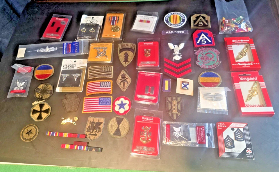 БОЛЬШОЙ ЛОТ ВОЕННЫЕ ВИНТАЖНЫЕ И СОВРЕМЕННЫЕ НАШИВКИ ЛЕНТЫ ТЕМНО-АРМЕЙСКИЕ КРЫЛЬЯ ЗНАКИ ОТЛИЧИЯ БОЛЬШЕ - Изображение 1 из 4