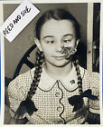 Press Photo Motyl Dziewczyna Nos Pigtail Krzyżujące oczy lata 1930., 1940, 8 X 10 cali.