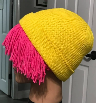 ABBY SAJA Gorro Tejido Amarillo con Susurros Rosa de Pelo Frontal-Personaje Anime Foto 1 de 4