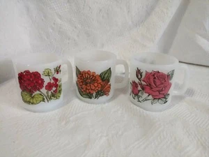 Set 3 Vintage Glasback Milchglas Sprache Blumen Kaffeetassen Geranie Zinnie Rosen - Bild 1 von 12