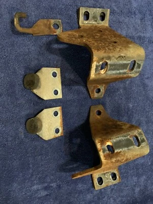 Soportes de montaje de parachoques trasero clásico Saab 900 Hatchback 1981-1987 Foto 1 de 2