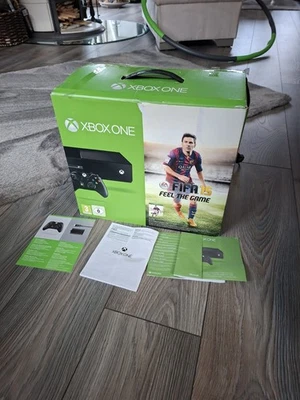 Microsoft Xbox One mit Contoller und Spielepaket - Bild 1 von 3