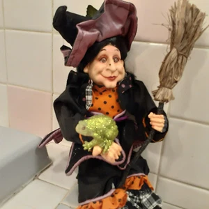 2010 COOL Halloween Witch Holding Broom & Frog Shelf Sitting Doll 15"tall - Picture 1 of 13