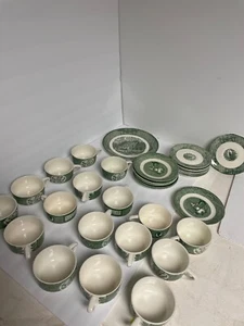 JUEGO DE 33 PIEZAS DE VAJILLA VERDE ANTIGUA TIENDA DE CURIOSIDADES NUEVA EN CAJA ROPA INTERIOR HECHA EN EE. UU. - Imagen 1 de 9
