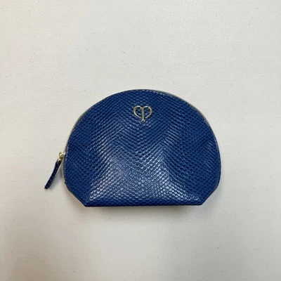 Bolsa de maquillaje Cle de Peau azul de piel de serpiente Foto 1 de 3