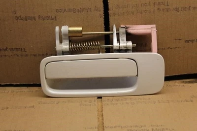 2000 LEXUS ES300 ЛЕВАЯ РУЧКА ЗАДНЕЙ ДВЕРИ СО СТОРОНЫ ВОДИТЕЛЯ БЕЛАЯ КРАСКА 062 - Изображение 1 из 4