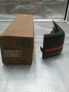 15618320 1989 CHEV ASTRO GMC SAFARI REAR CORNER MLDG WITH SPORT PKG - Picture 1 of 5