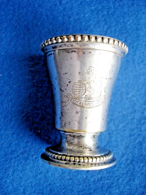 Taza antigua marcada ESCUIS Real Francesa Haussmann Foto 1 de 4