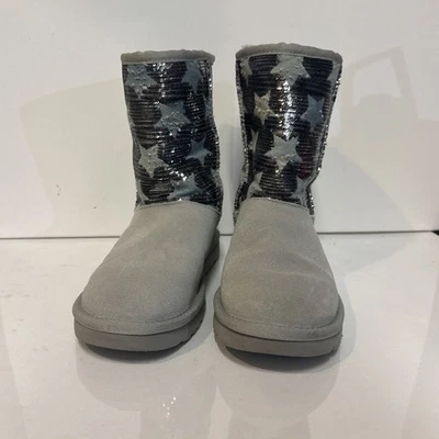 UGG Clásico Corto Gris Lentejuelas Azul Estrellas 1111029 Mujer’s Talla Us 6 Foto 1 de 4