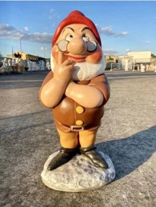 Statua Dotto Nano Nani Biancaneve Giardino Esterno Cemento Cartone Animato - Foto 1 di 1