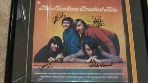 Autogramm MONKEES GREATEST HITS Album, gerahmt mit Vinyl und COA - Bild 1 von 2