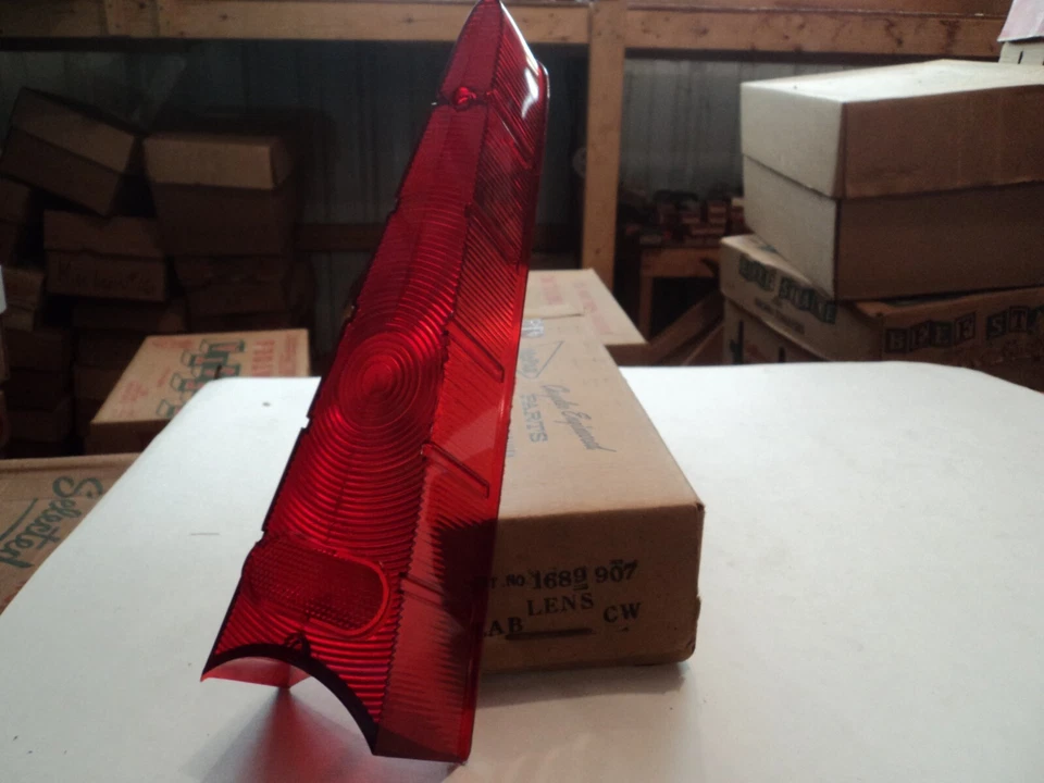 Nuevo Antiguo Stock Lente Lámpara Trasera 1957 Plymouth Número de Pieza 1689907 Foto 1 de 1