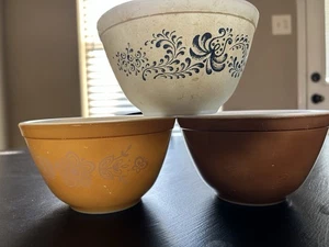 3 Vintage Pyrex (1 1/2 Quart) Nesting Bowls - Picture 1 of 7