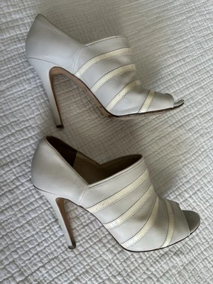 Tacones de aguja Camilla Skovgaard London cuero crema punta abierta Foto 1 de 4