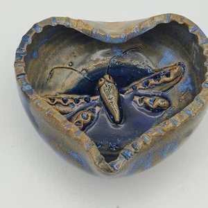 Plato de baratija firmado con forma de corazón de cerámica artística de estudio con mosca dragón. Impresionante. - Imagen 1 de 10