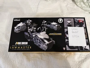 Mezco one:12 Black And White Judge Dredd And Lawmaster SDCC Exclusive 1/50 - Picture 1 of 2