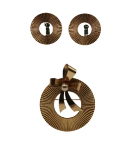 Vintage Coro gold tone corrugated metal circle pin & clip on earring set - Bild 1 von 8