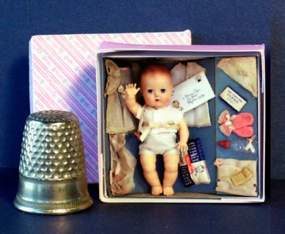 Casa de muñecas miniatura 1:12 Tiny Tears Layette caja de muñecas años 50 casa de muñecas niña Foto 1 de 4