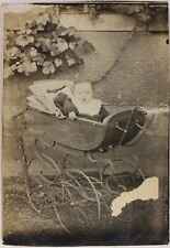 Portrait d’un bébé dans sa poussette Vintage Photo sur papier carte postale