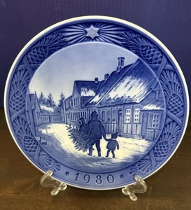 1980 Royal Copenhagen "Bringing Home the Christmas Tree" Collector Plate - 7.25” - Picture 1 of 5