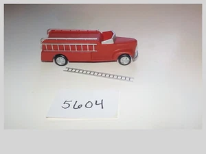 Camión de bomberos rojo escala HO con accesorio de diseño de tren modelo escalera #5604 - Imagen 1 de 4