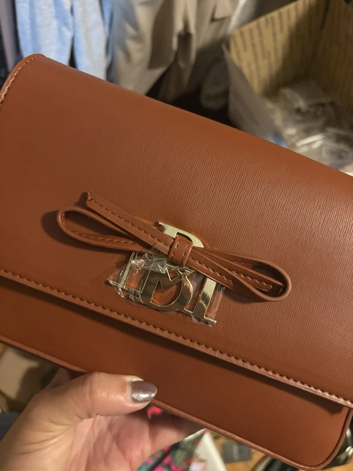 Bandolera de cuero Badgley Mischka con detalle de lazo y logotipo Foto 1 de 1