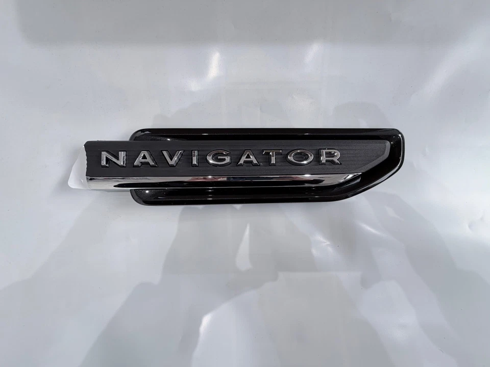 OEM 2022-2024 Navegador lado pasajero derecho guardabarros emblema caviar gris y negro etiqueta Foto 1 de 4