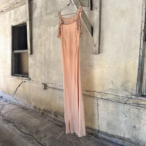 Vestido de crepé melocotón vintage de los años 30 con cuentas maxi corte sesgado Art Deco estrás bajo bak - Imagen 1 de 19