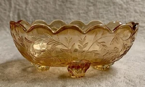 Plato de vidrio ámbar vintage Jeannette Floragold Louisa patas floral baratija caramelo - Imagen 1 de 5