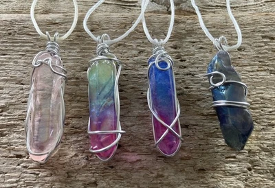  Collares colgantes envolventes con punta de cristal de titanio arco iris envueltos en alambre de plata de 4 piezas  Foto 1 de 3