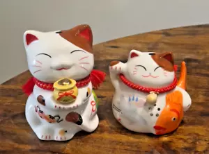 Set 2 salvadanai portafortuna in ceramica originali Maneki Neko Good-Luck Cat dal Giappone - Foto 1 di 13