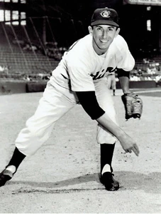 1954 Original Photo Cleveland Indians Pitcher Ray Narleski poses wearing uniform - Picture 1 of 2