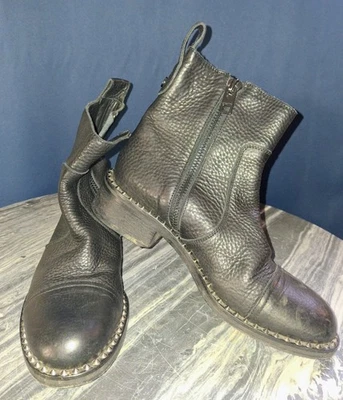 Botas de tornozelo Zadig & Voltaire Paris metal tachas zíper couro preto UE 41 EUA 10 - Imagem 1 de 4