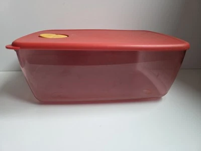 Vintage Tupperware 3380A-1 Rock 'n Serve 3-3/4 Qt. Red  - Image 1 of 4
