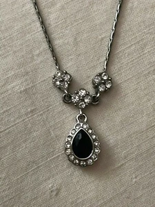 Vintage Monet Halskette mit tropfenförmigem Onyx Stein und 3 Clustern mit 4 Kristallen - Bild 1 von 12