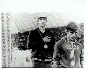 1972 Press Photo David Wottle wins 800 meter track sprint at Munich Olympics - Picture 1 of 2