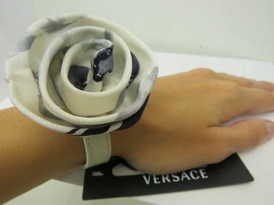 全新 VERSACE 皮革手链 带纺织品玫瑰标志扣 意大利 $ 465 — 第 1/4 张图片