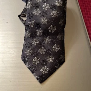NORDSTROM Gray Silver Snowflakes Winter Mens 100% Silk Tie 3 1/2” Wide 58” Long - Picture 1 of 5