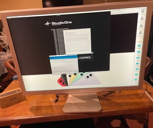 Apple 30" Cinema HD Display Aluminum - Picture 1 of 4