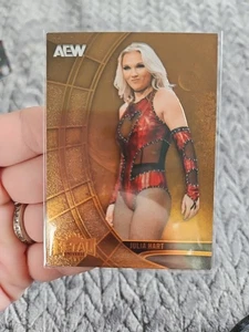 2025 AEW Upper Deck SkyBox Metal Universe #67 JULIA HART rame FX QUASI NUOVO/M - Foto 1 di 2