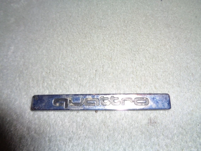 AUDI A4 1997 TAPA MALETERO TRASERO CROMO EMBLEMA LOGOTIPO CALCOMANÍA INSIGNIA "QUATTRO" SIGNO OEM Foto 1 de 1