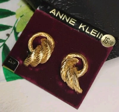 Nuevo Original Tarjeta Antiguo Stock ANNE KLEIN Tono Dorado Pulido NUDO Clip En Pendientes! Foto 1 de 4