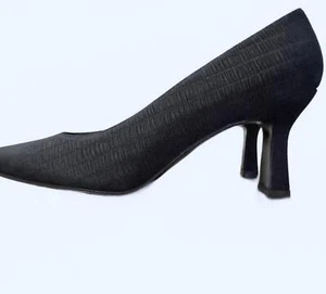 Zapato de tacón Stuart Weitzman negro texturizado dedos cuadrados bomba 2,5" 8 1/2 B oficina - Imagen 1 de 10
