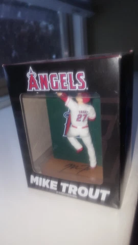 MIKE TROUT - ANGELS FAMOUS CATCH FIGURINE - SGA - NEW IN BOX Cover