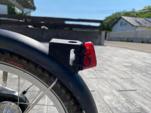 Woom 2 Rücklichthalter an Schutzblech Kinderfahrrad - Bild 1 von 4