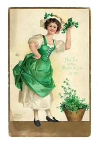 c1909 Intl. Postal del día de San Patricio dama irlandesa sosteniendo trébol en relieve - Imagen 1 de 2