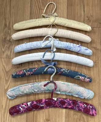 Vintage Retro Stoff bezogen Kleiderbügel x7 Blumen Satin - Bild 1 von 4