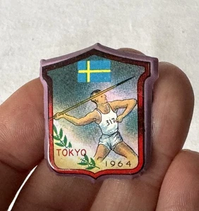 JAVELIN Vintage Hojalata Metal Recuerdo Holandés 1964 Tokio Tokio Juegos Olímpicos Insignia - Imagen 1 de 5