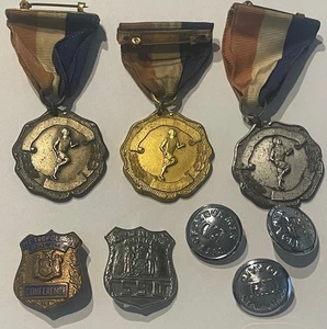 1950'S NY POLICE AND FIRE MEDAL, PIN AND BUTTON LOT - Bild 1 von 10