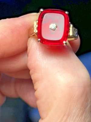 Anillo moderno tono dorado/piedra de vidrio rubí rojo/circonita cúbica talla 8 “Anny Sue” Foto 1 de 4